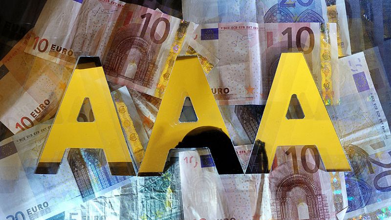 En el caso catalán, su deuda queda a un paso del bono basura.