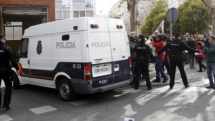 Llega a los juzgados el padre de los niños desaparecidos en Córdoba entre abucheos
