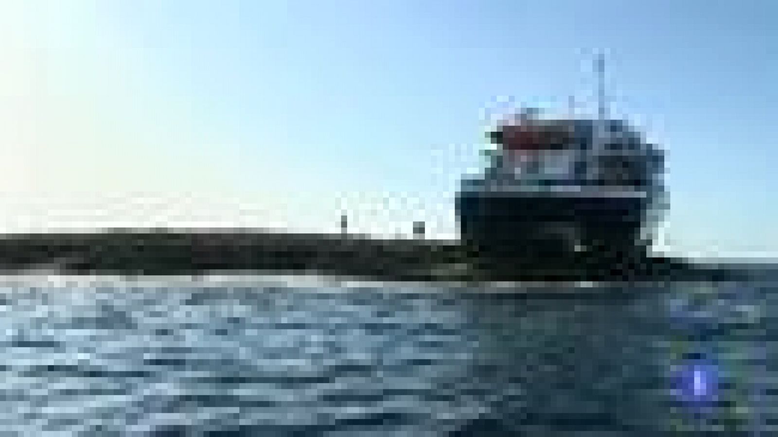 Sólo el capitán y el primer oficial continúan en el barco. El resto ha sido rescatado por Salvamento Marítimo en plena noche. La empresa Balearia, propietaria del catamarán, investiga ya lo ocurrido. Lo primero que ha hecho ha sido sellar los tanques para evitar un vertido.