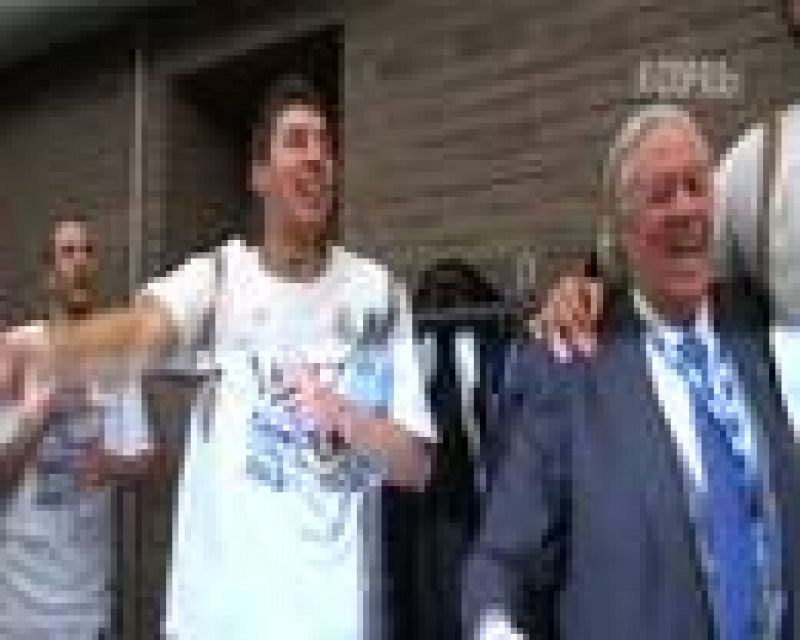 Imágenes del interior del vestuario del Real Madrid después de recoger el trofeo de campeón de la Copa del Rey de baloncesto. Los blancos ganaron al Regal Barcelona por 91-74.