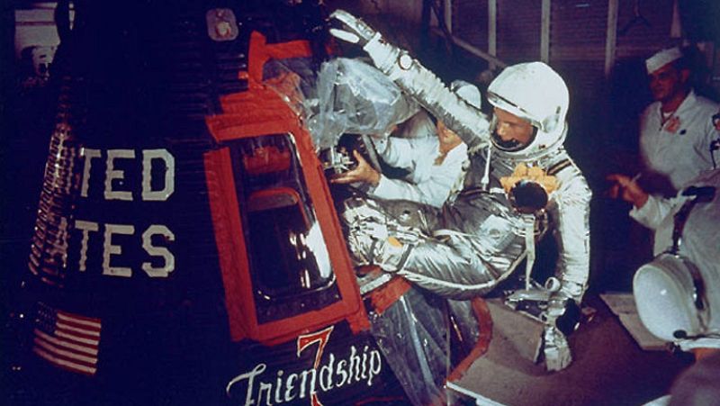   El 20 de febrero de 1962, un cohete Atlas despegó con éxito  llevando a bordo a John Glenn y la respuesta de Estados Unidos al  hito soviético de Yuri Gagarin. 'Amistad 7', la primera misión  orbital tripulada de la NASA condujo a los estadounidens