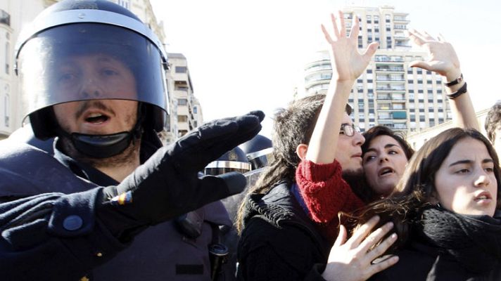 Informativo 24h - La policía de Valencia avisa a los manifestantes antes de las cargas