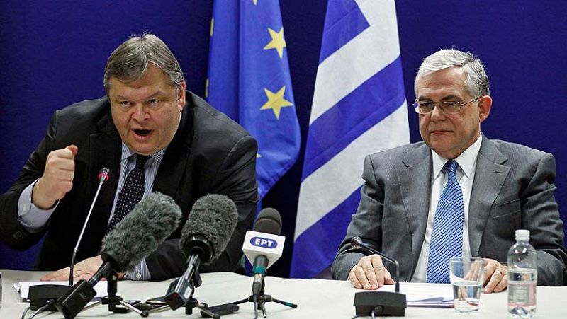 La eurozona aprueba un nuevo rescate para Grecia a cambio de nuevos controles