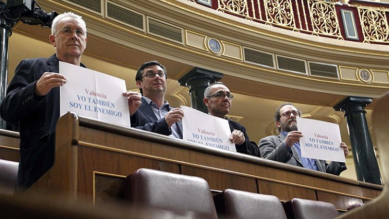 Diputados de IU, ICV, ERC y CHA muestran carteles de apoyo a los estudiantes valencianos