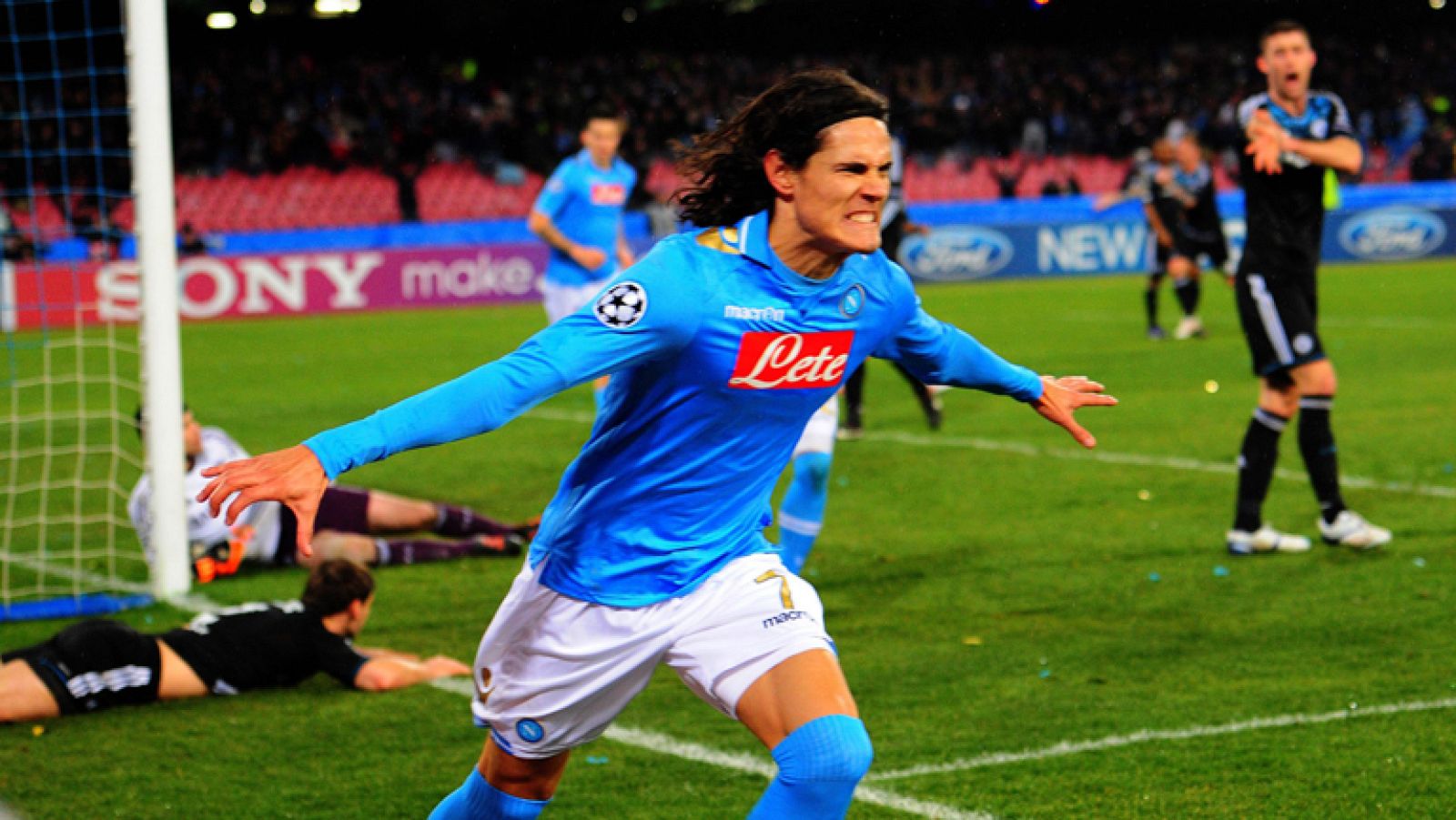 El Nápoles dio un paso de gigante este martes para acceder a los  cuartos de final de la Liga de Campeones tras vencer al Chelsea  (3-1), en el partido de ida en el que los napolitanos fueron  superiores al Chelsea y en el que Cavani y Lavezzi se sir