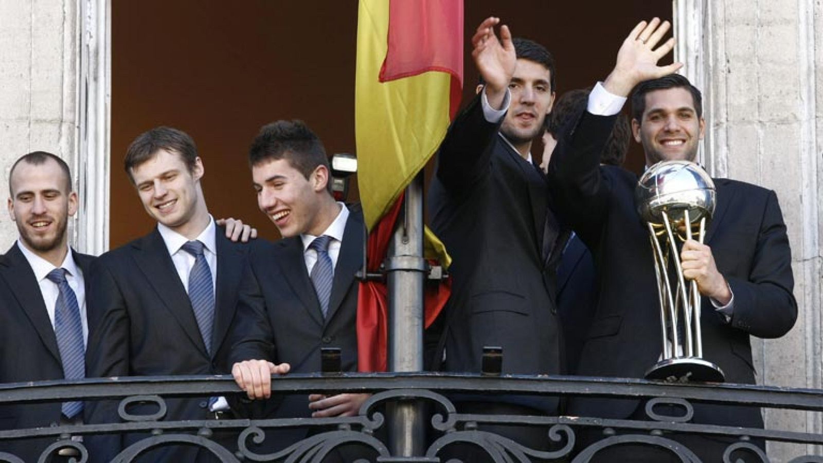 El Real Madrid de baloncesto ha ofrecido la Copa del Rey a sus aficionados después de ser homenajeados por el Ayuntamiento de la capital y la Comunidad.