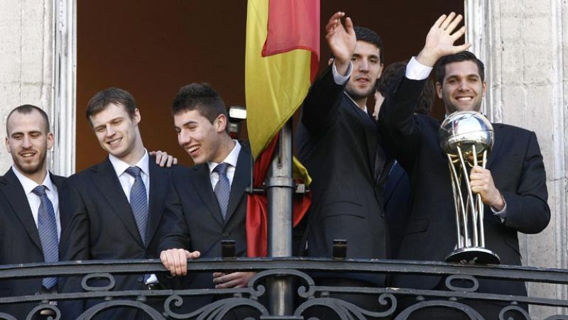 El Real Madrid de baloncesto ha ofrecido la Copa del Rey a sus aficionados después de ser homenajeados por el Ayuntamiento de la capital y la Comunidad.