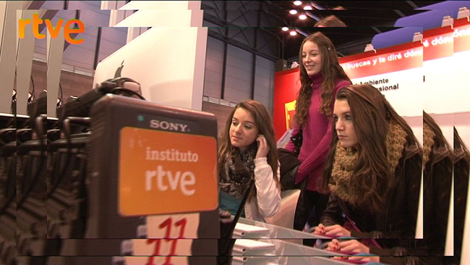 La Infanta Elena visita el stand del instituto RTVE en AULA 