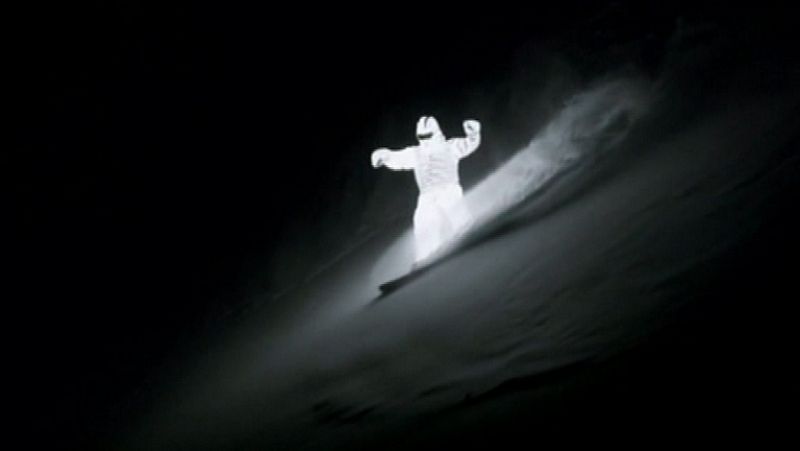 Imágenes muy bellas las que nos ha dejado un esquiador de snowboard, en la noche, cuya única iluminación era su traje de bombillas LED.