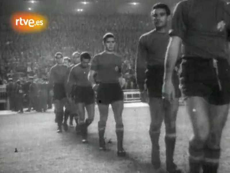 España jugó contra Irlanda en el Santiago Bernabéu el primer partido nocturno con TVE como testigo. Era mayo de 1958.