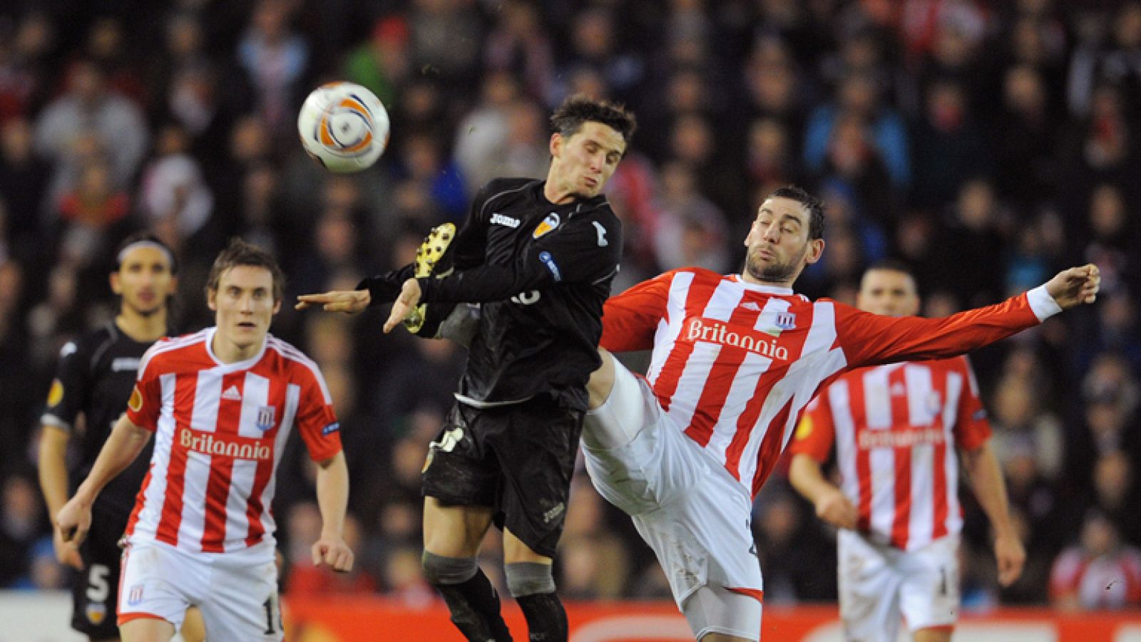 El Valencia se enfrenta este jueves al Stoke City inglés con la intención de sellar su pase a octavos de final de la Europa League. Mientras, el Atlético se mide a la Lazio con la renta obtenida en tierras italianas (1-3). Más complicado lo tiene el