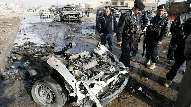  Medio centenar de personas han muerto y unas 200 han resultado heridas en una cadena de ataques en distintos puntos de Bagdad y otras ciudades iraquíes, según ha informado una fuente del Ministerio del Interior