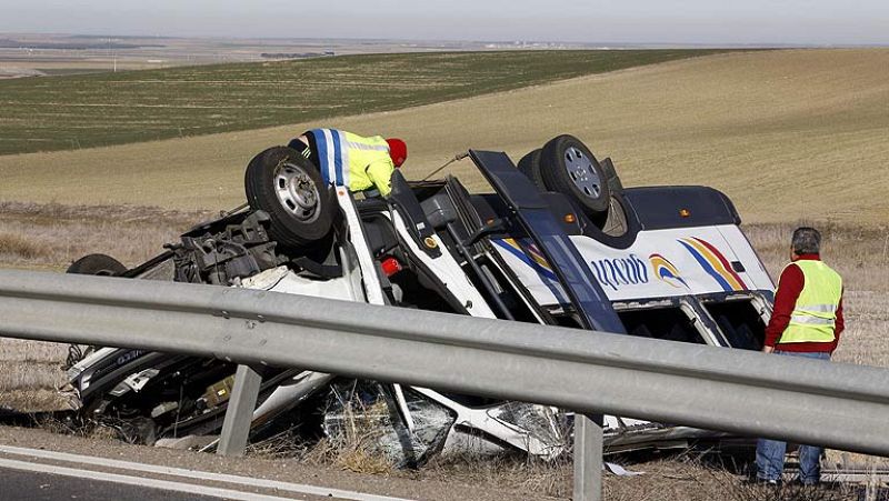 Una joven h a muerto en un accidente de tráfico al volcar el autobús escolar en el que viajaba