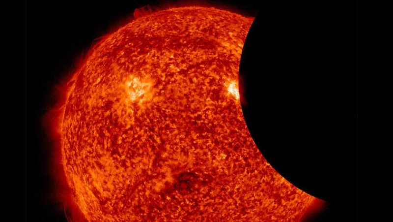 El Observatorio de Dinámica Solar (SDO por sus siglas en inglés) ha difundido este martes unas imágenes del astro al que le falta un 'bocado'. Es un eclipse parcial en el que la Luna bloquea la vista del Sol desde la perspectiva en la que se encuent
