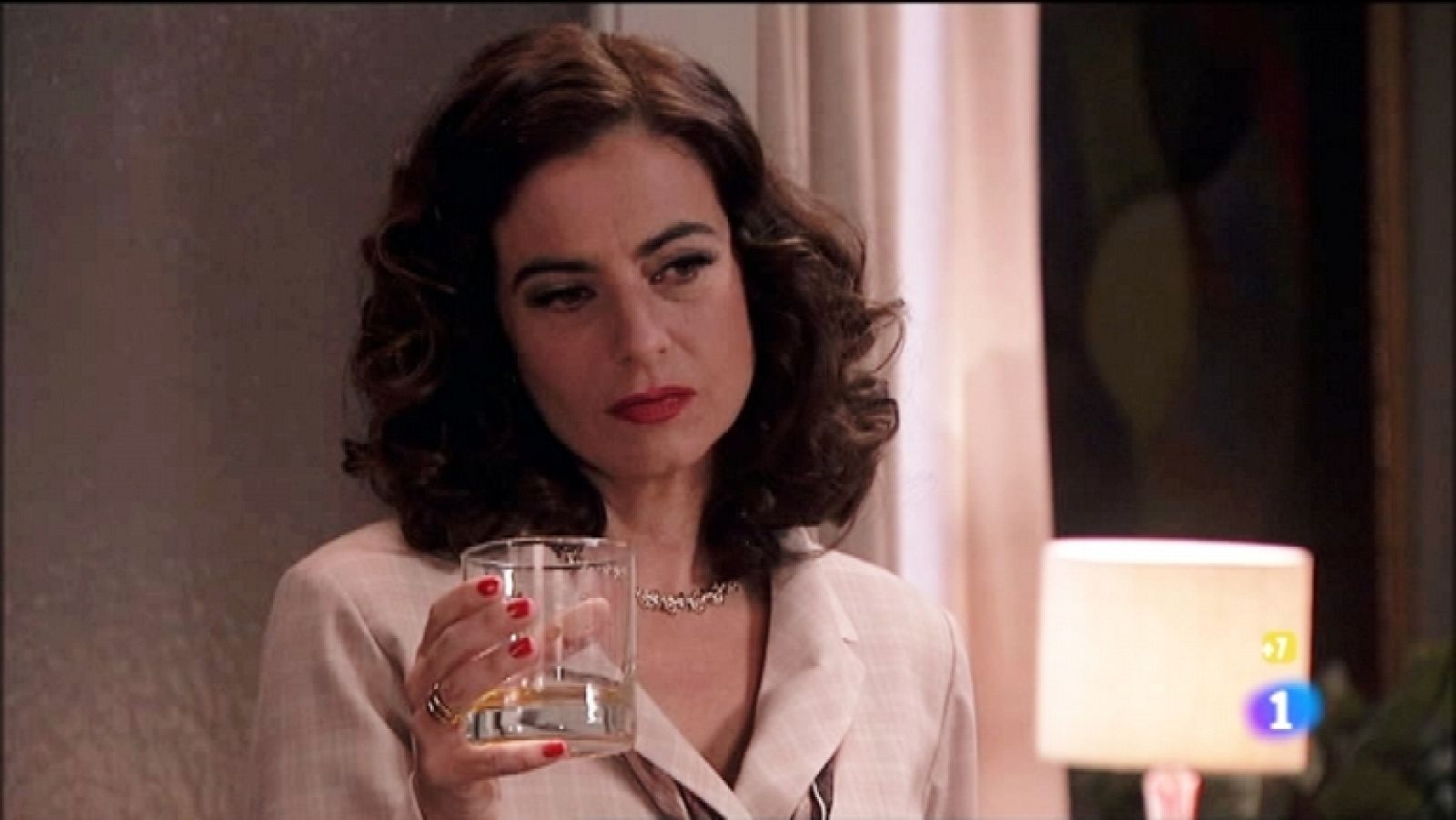 Amar en tiempos revueltos - T7 - Capítulo 119 - Todo parece indicar que Asunción ha perdido su  empleo - Ver ahora