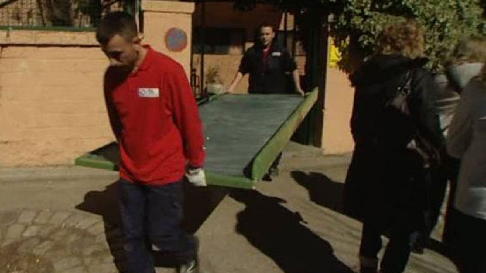 Embargan un colegio privado de Madrid con los estudiantes dentro | Ver