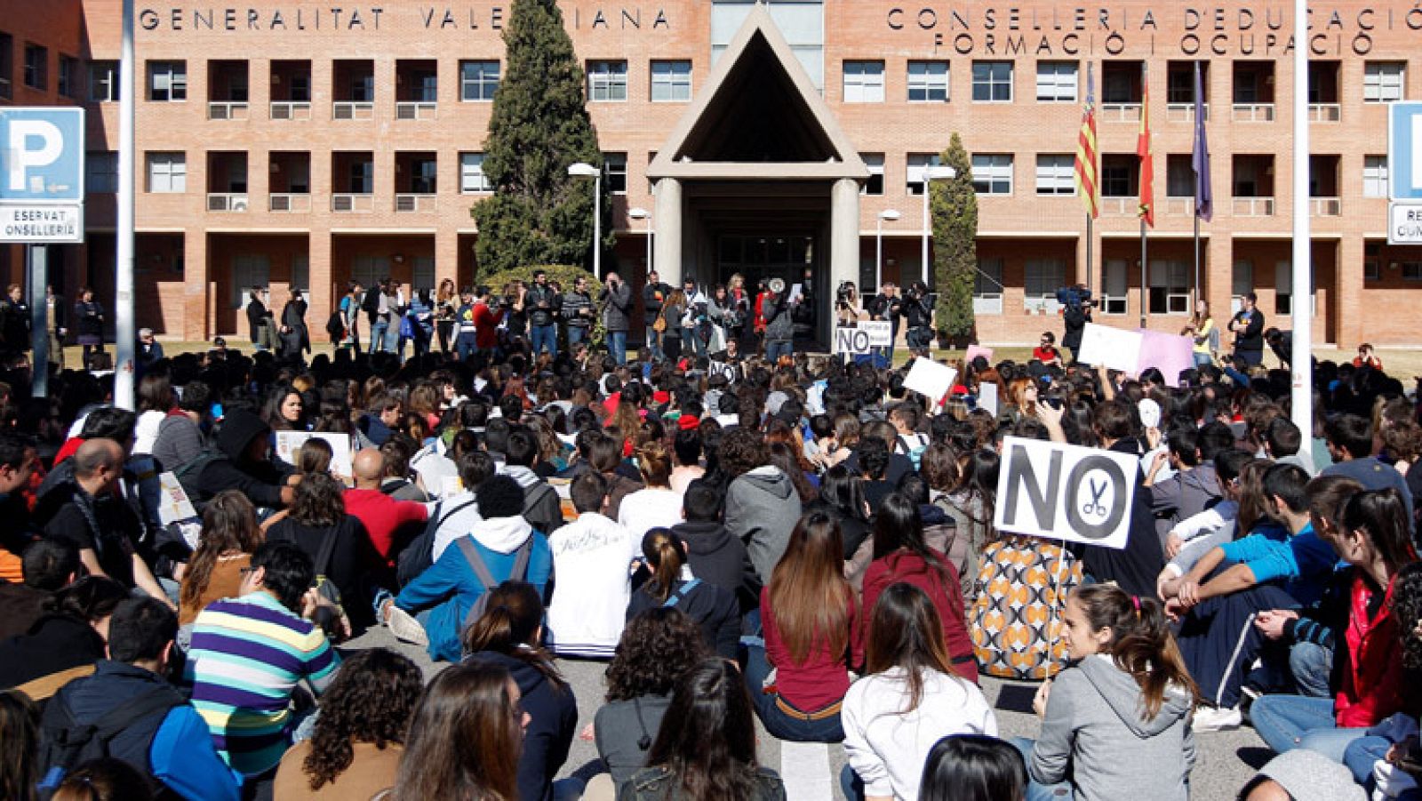El presidente de la Generalitat y la oposición se han enfrentado por los recortes en educación