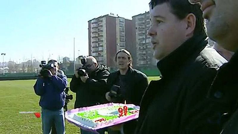 Los jugadores y cuerpo técnico del Racing recibieron una bonita felicitación por parte de los aficionados y esque estos obsequiaron a los jugadores con una tarta para celebrar el día en el que el Real Racing Club de Santander cumple 99 años.