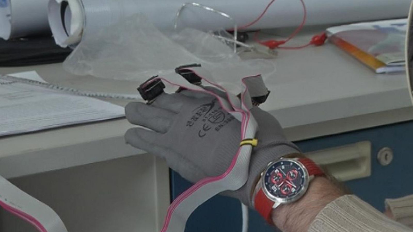 Inventan un guante que permite detectar síntomas de enfermedades neurodegenerativas 