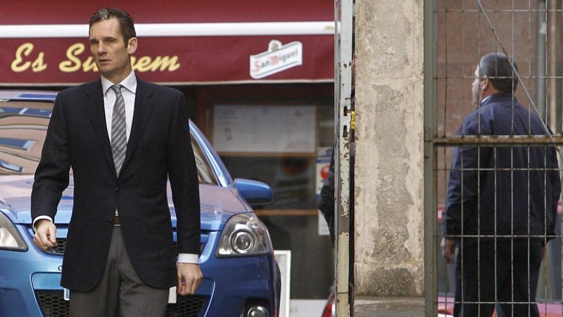 Los concentrados increpan al duque de Palma a su llegada al Juzgado