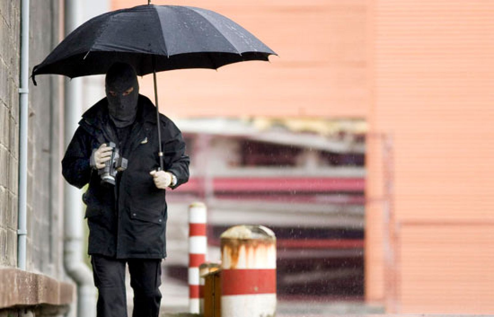 ETA atenta contra El Correo