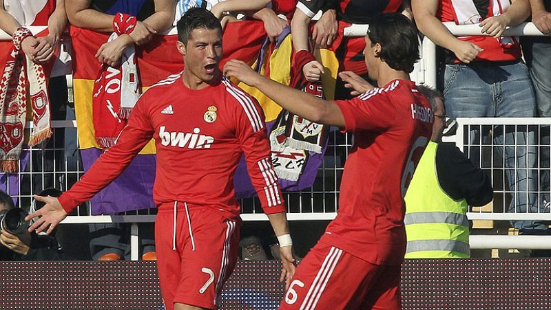 El Real Madrid consiguió su noveno triunfo consecutivo fuera de  casa ante el Rayo Vallecano (0-1) en el Estadio de Vallecas este  domingo, en la salida más complicada que ha sufrido el equipo de  Mourinho y gracias a una genialidad de Cristiano Rona