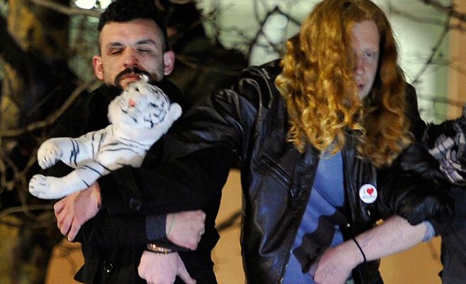 Telediario 1 - La policía londinense desmantela el campamento de los indignados frente a la catedral de San Pablo