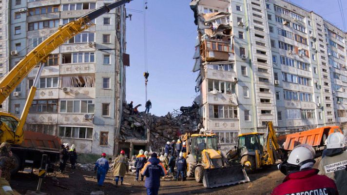 Telediario 1 - Cinco muertos en el desplome de un edificio de viviendas en Rusia