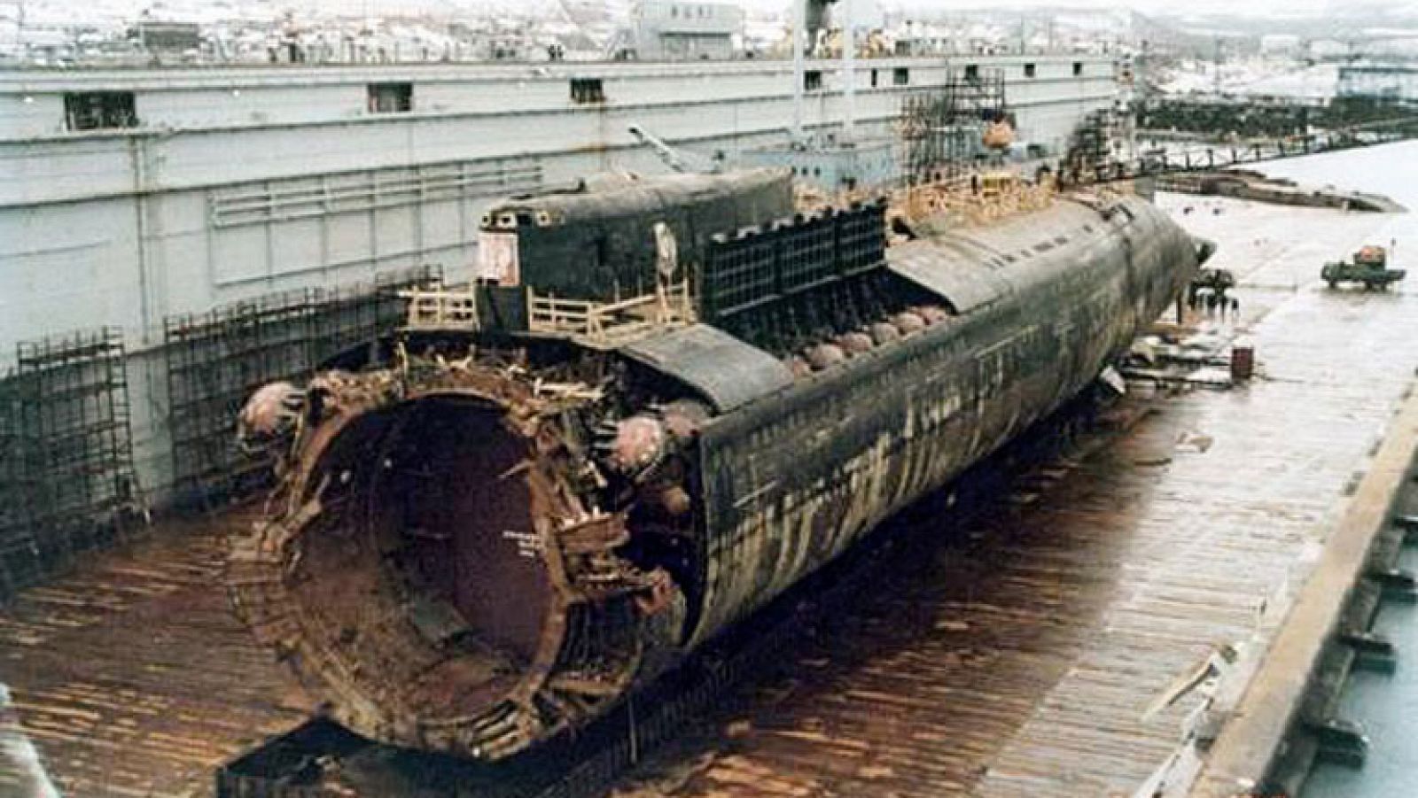 El hundimiento del submarino nuclear Kursk en el Mar de Barents con sus 118 tripulantes a bordo cuando participaba en unas maniobras militares fue el primer revés de Putin, que reaccionó tarde a la crisis.