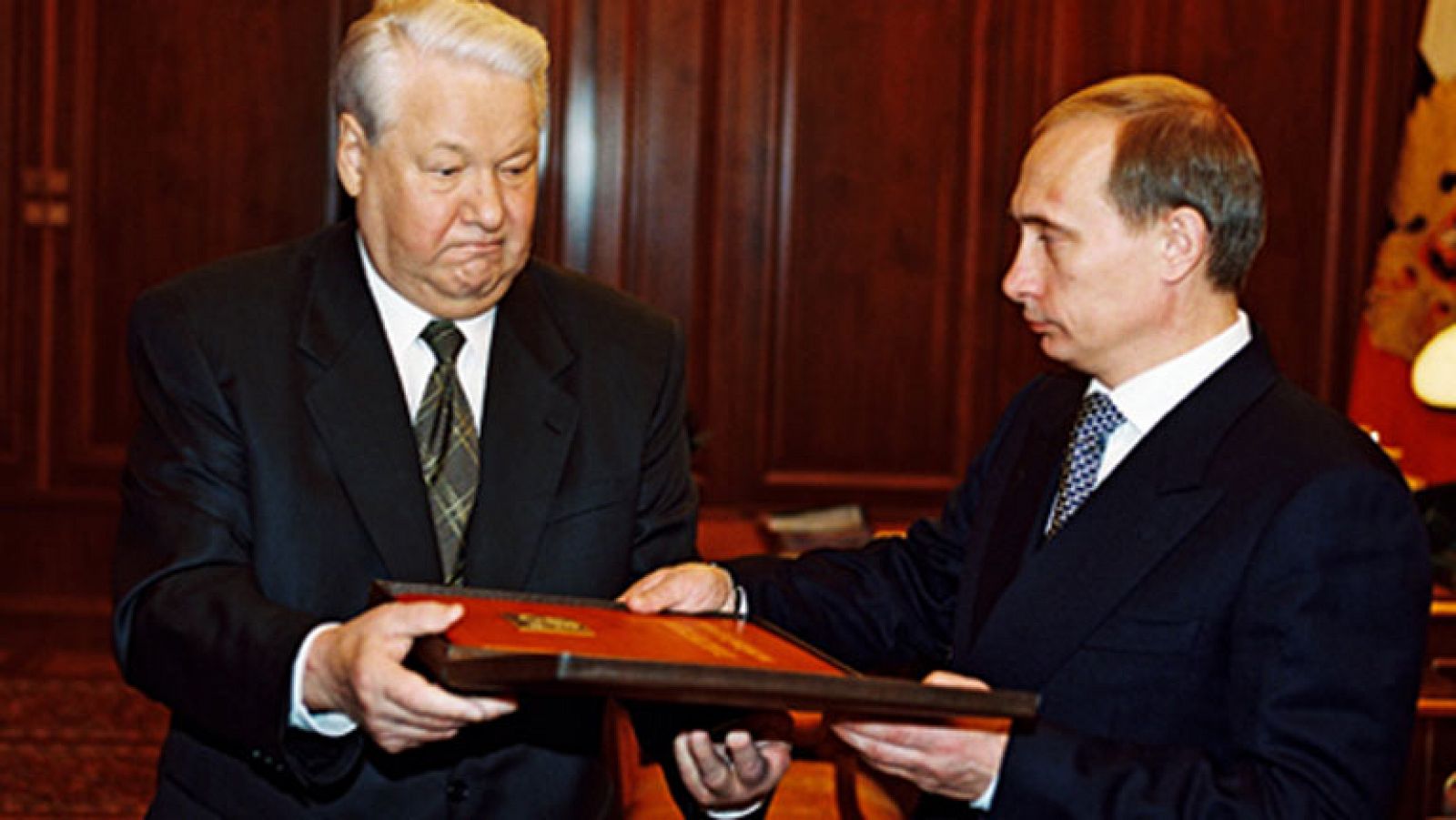 Vladimir Putin asciende del total anonimato como agente de la KGB a primer ministro primero y presidente después con el impulso de la Guerra de Chechenia. 