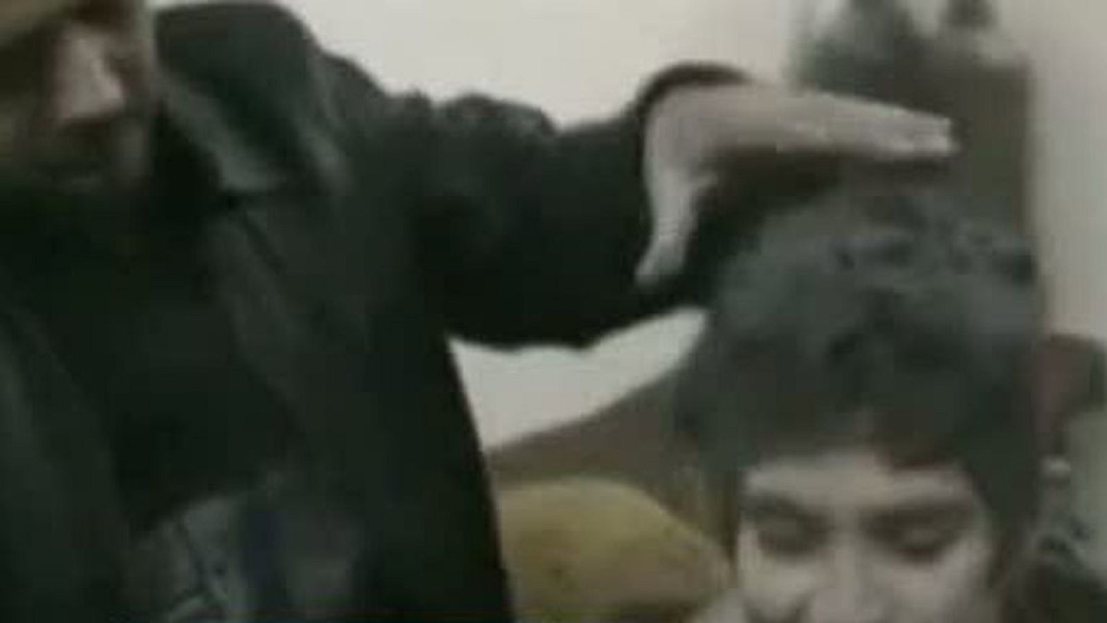 Un niño, rescatado de entre los escombros tras un bombardeo en la ciudad siria de Homs