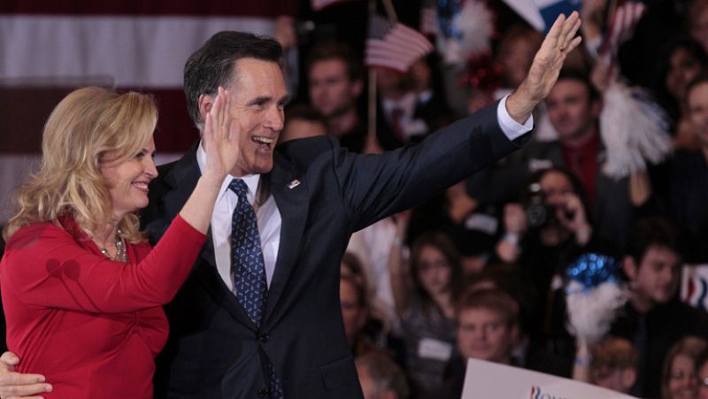 Romney aventaja a Santorum al ganar en Michigan y Arizona