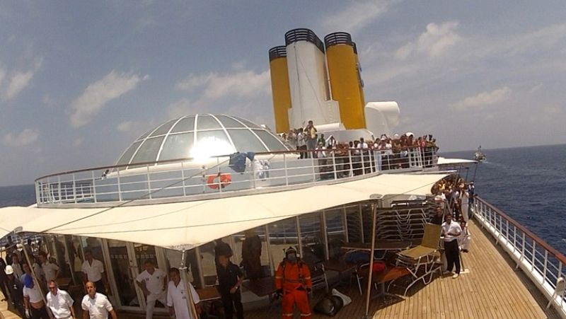 Tres barcos continúan remolcando al crucero Allegra para que pueda llegar a la costa