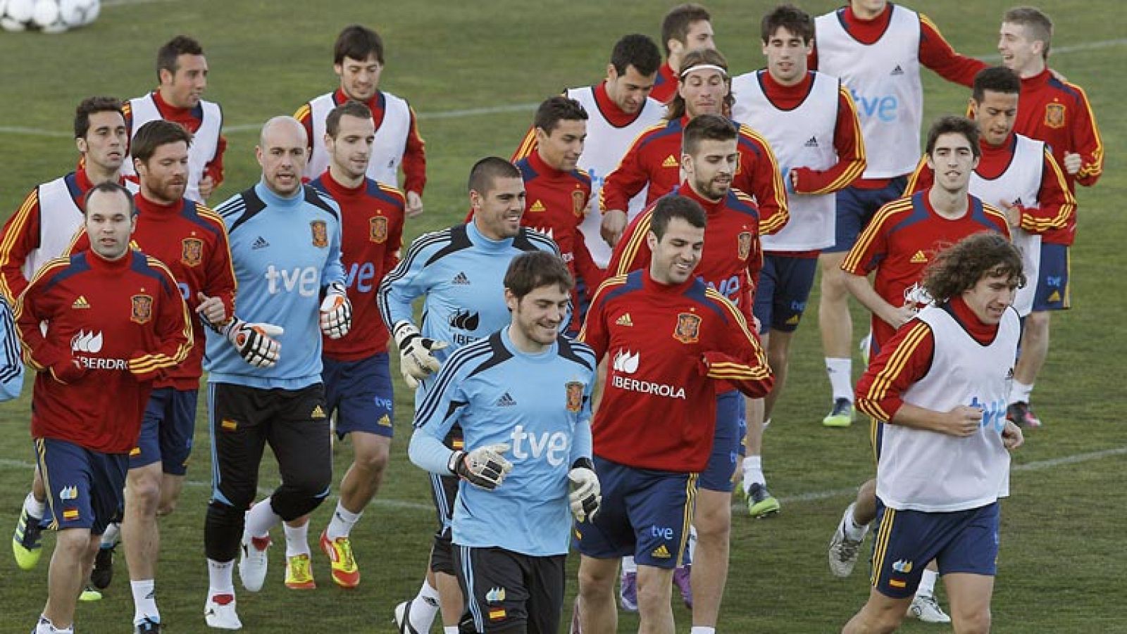 España juega el último amistoso antes de conocer la lista definitiva para la Eurocopa. Vicente del BOsque prbará con una alineación que puede ser la referencia de la campeona de Europa.