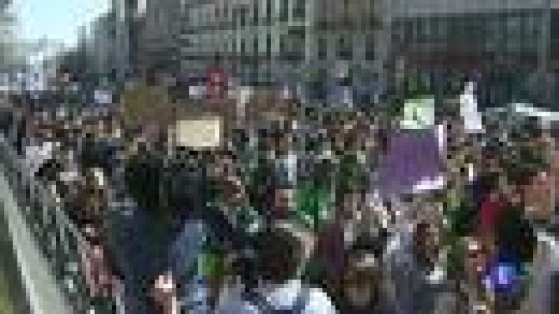 Profesores y estudiantes universitarios protestan por los recortes en la educación pública