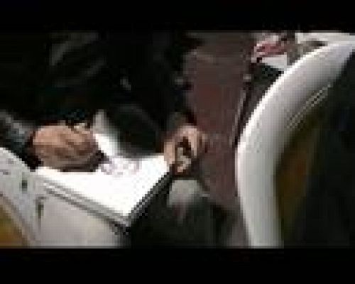 El cómic en RTVE.es - Participantes en Dibujo Madrid realizando sus dibujos sobre 'Alicia en el país de las Maravillas'