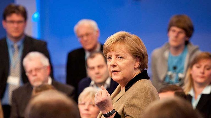  Merkel cede a la presión y aceptará aumentar el 'cortafuegos' europeo