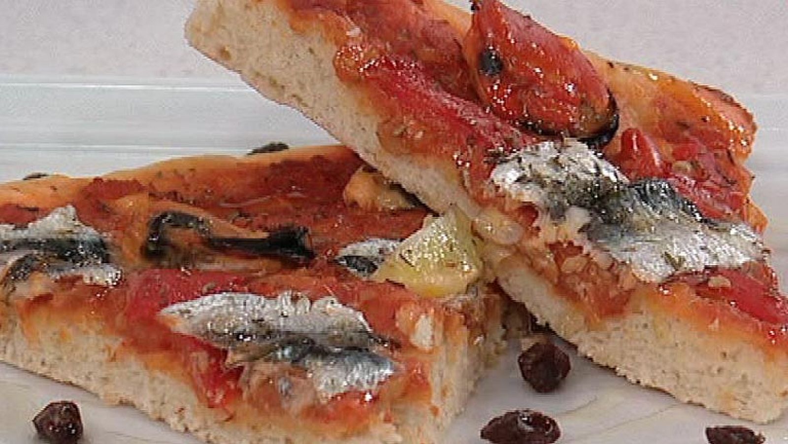 Coca rellena con pimientos, tomates y sardinillas (02/03/2012)