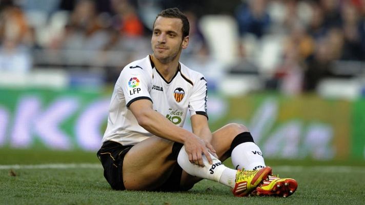 Soldado, delantero del Valencia, llevó este viernes el balón del triplete al entrenamiento