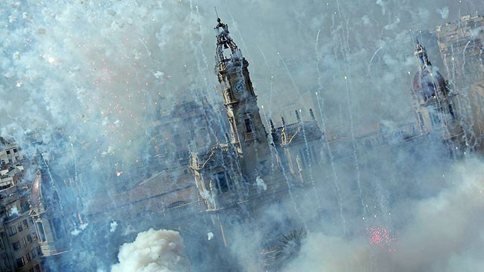 Más Gente - Las Fallas de Valencia viven su segunda mascletà