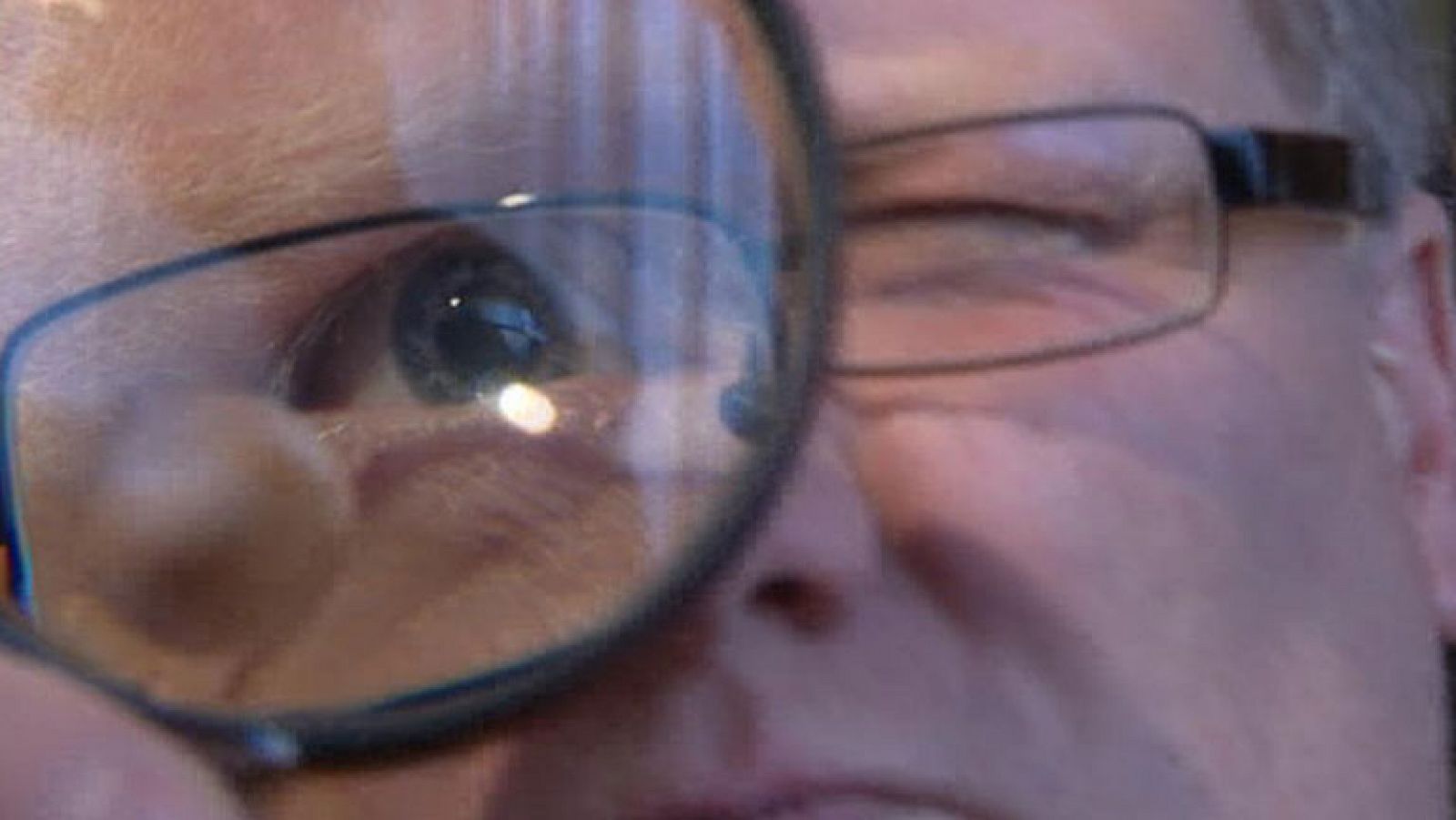 Misterioso benefactor alemán reparte sobres de 10.000 para gente necesitada