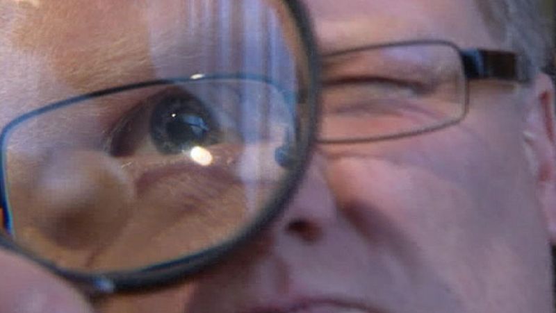 Misterioso benefactor alemán reparte sobres de 10.000 para gente necesitada