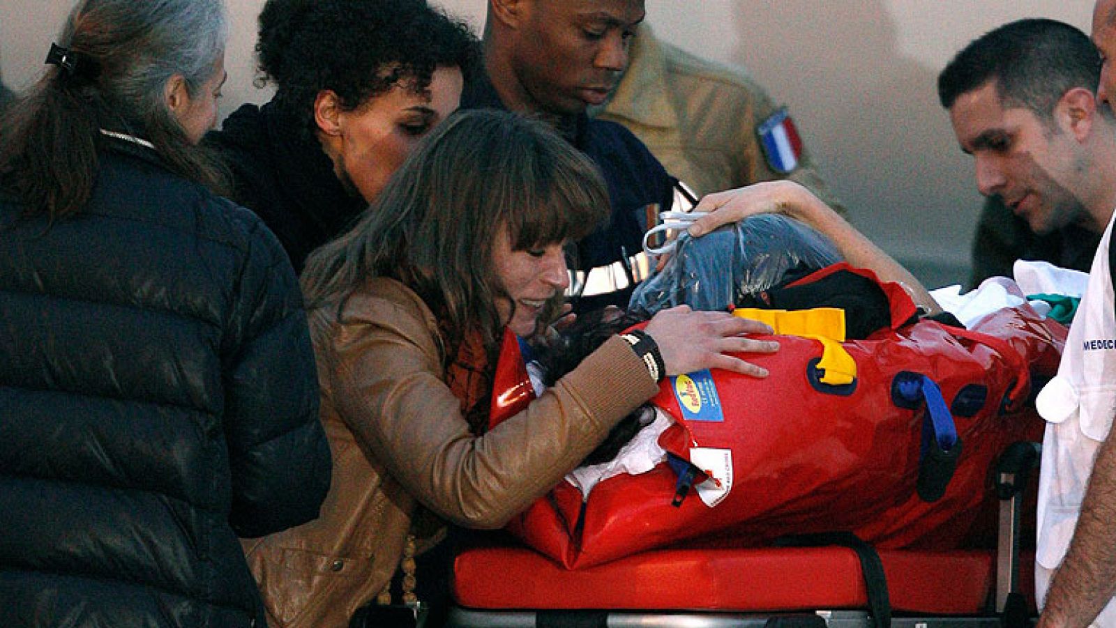 Este es el momento en que llegaba a París la periodista francesa Edith Bouvier, herida en un bombardeo hace una semana en Homs, en Siria. Junto a ella ha viajado el fotógrafo William Daniels, y a ambos los ha recibido el presidente Sarkozy a pie de avión. En aquel ataque murieron otros dos periodistas, cuyos restos han sido trasladado hasta Damasco. Mientras, la Cruz Roja denuncia que el régimen tampoco le ha permitido entrar este viernes en el barrio rebelde de Homs para evacuar a heridos y llevar ayuda