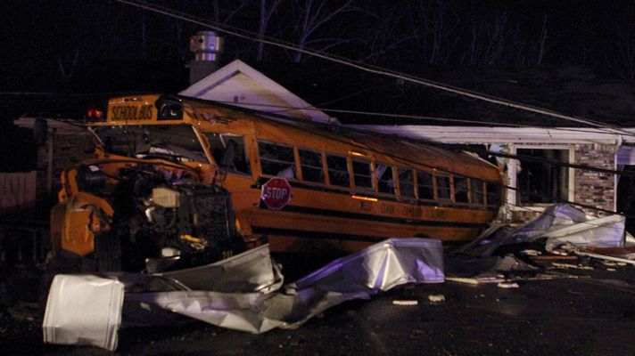 Telediario 1 - Ola de tornados en Estados Unidos
