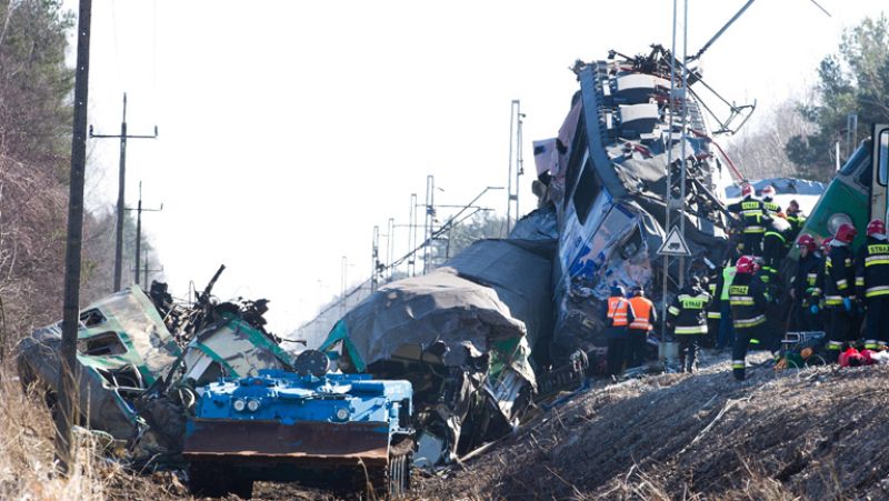 Choque de trenes en Polonia, al menos 16 personas han muerto y 58 están heridas