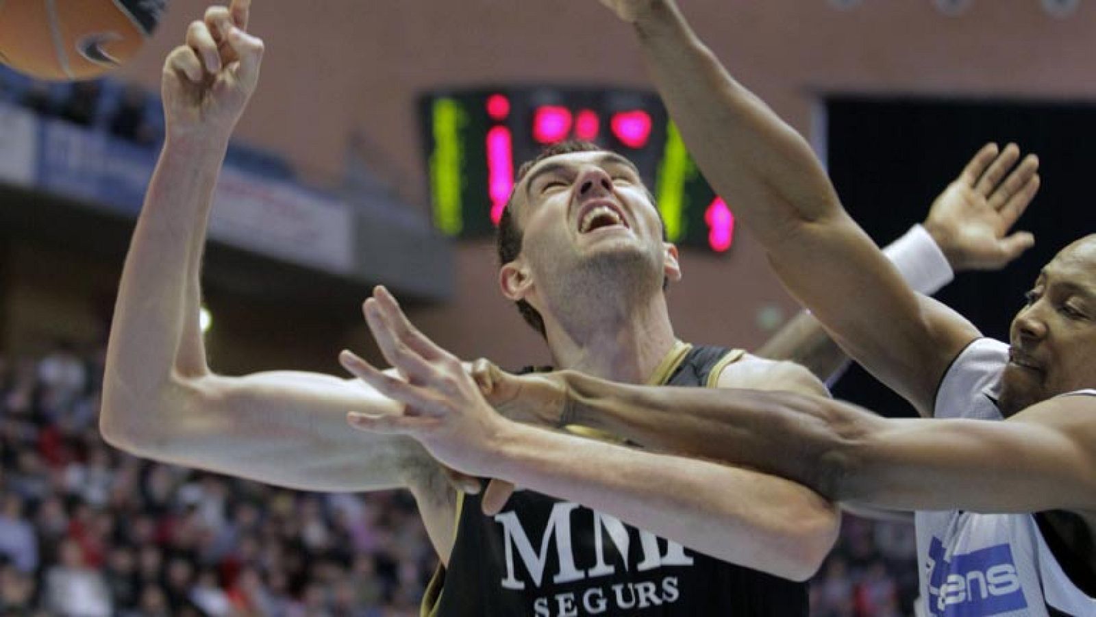 El Real Madrid ha dejado atrás su eliminación en la Euroliga esta misma semana para volcarse en la competición liguera con una cómoda victoria ante el Blu:sens Monbus (69-83)