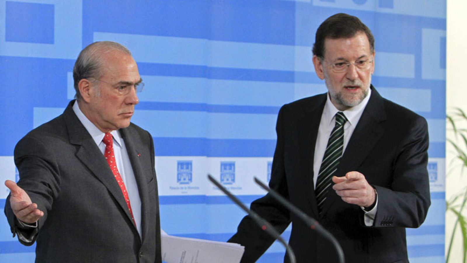 El presidente del Gobierno, Mariano Rajoy, ha anunciado que el presupuesto de los ministerios se reducirá una media superior al 10% en este ejercicio. Al término de su reunión en La Moncloa con el secretario general de la OCDE, Angel Gurrría, el jefe del Ejecutivo ha detallado el tijeretazo que sufrirán los departamentos ministeriales que tendrán que gastar un 10% menos para reconducir el déficit.