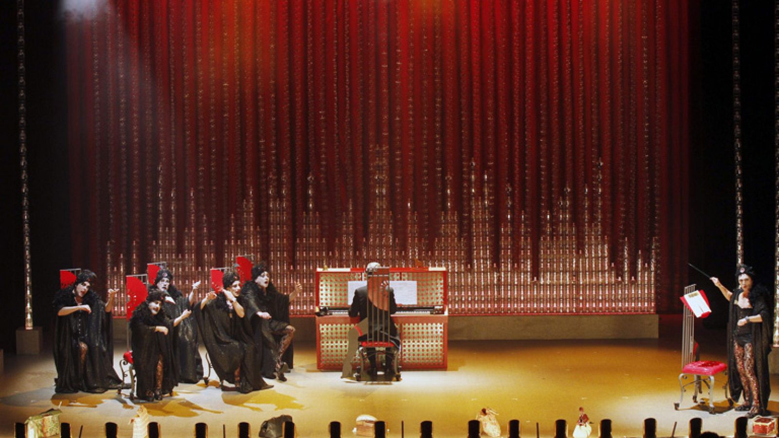 Una "Orquesta de señoritas" en la que todos son hombres