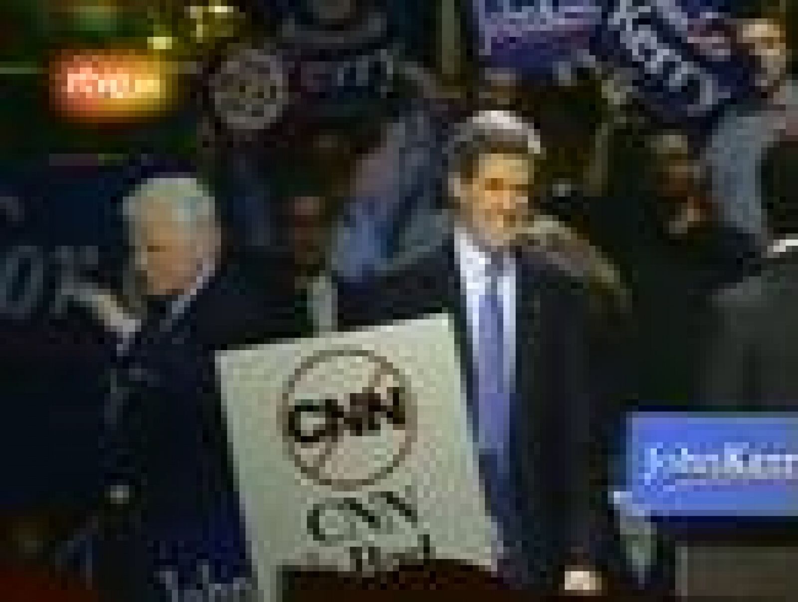 El senador Kerry gana en nueve de los diez estados de las primarias demócratas del Supermartes de 2004, entre ellos Nueva York y California. Su único rival, John Edawards, abandona la carrera electoral.