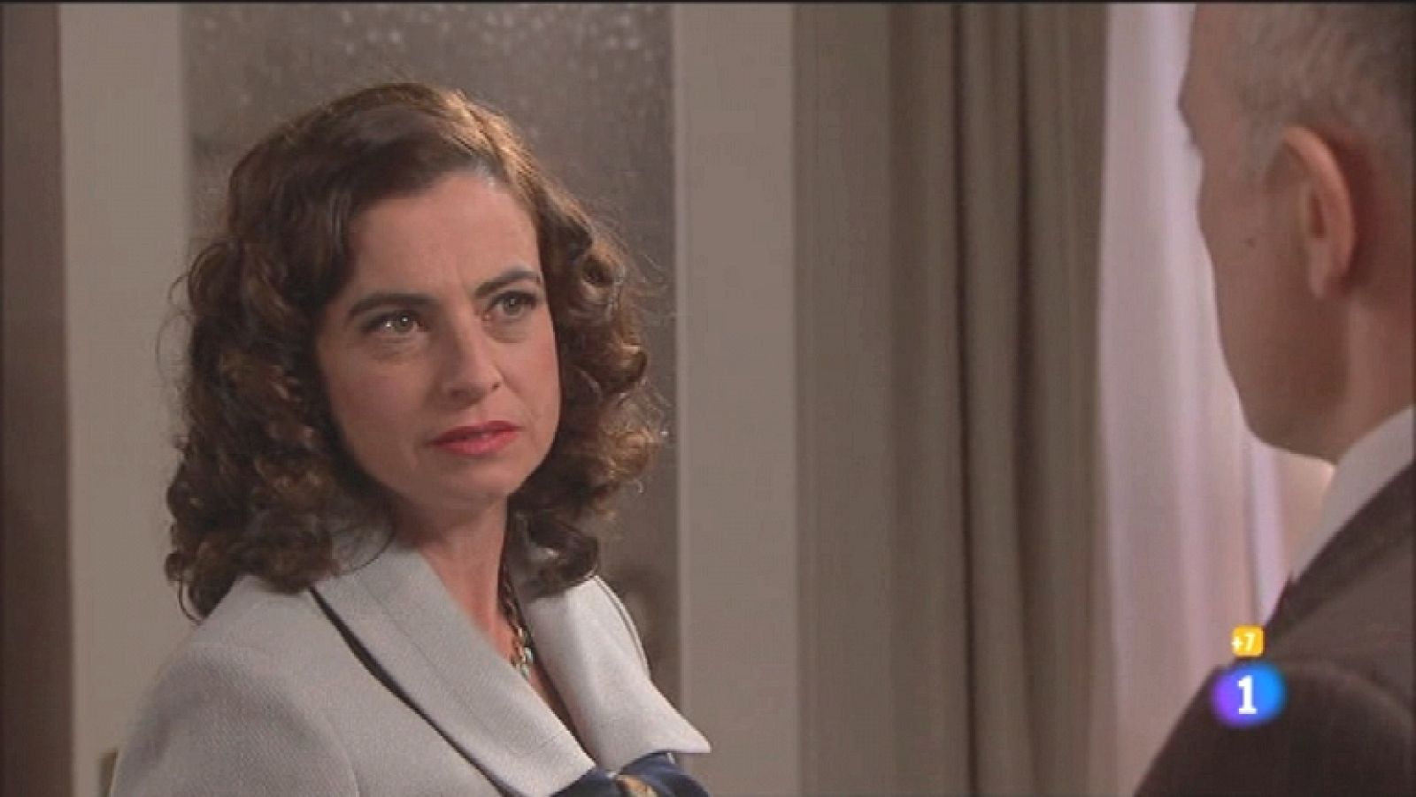 Amar en tiempos revueltos - T7 - Capítulo 127 - Armenteros se enfrenta a Rocío, disgustado por los consejos que le dio a Cecilia - Ver ahora